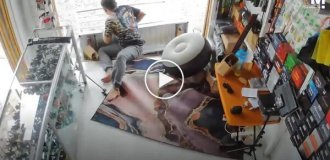 Владелец магазина разбил витрину, пытаясь прилечь отдохнуть