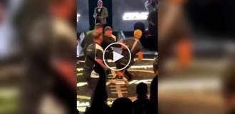 Стенка на стенку: австралийцы с разбега врезаются в друг друга