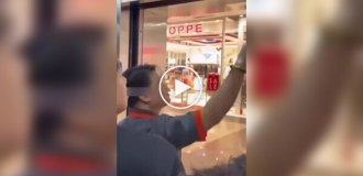 A man in a shopping mall in the Philippines put on a show right in the elevator