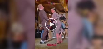 Офигенно танцует: необычный танец в костюме