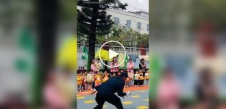 Неожиданный прием в перетягивании каната: соперников отвлекли конфетами