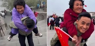 Chinese Man Gets Rid of His Belongings and Travels with Paralyzed Mom on His Back (2 Photos + 1 Video)