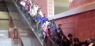 Ескалатор в Університеті Бангладеш раптово прискорився