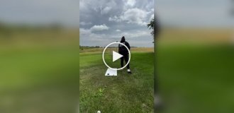 Невероятные хоккейные трюки в исполнении девушки