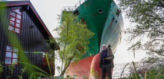 The owner didn’t even wake up: in Norway, a huge ship almost demolished a house on the beach (4 photos)