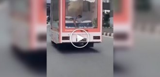 Индонезийский бренд матрасов платит за сон в движущемся автомобиле