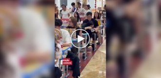 A competition for "unnoticed" rice eating was held in China