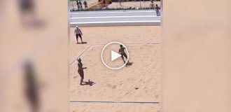 Women's beach volleyball is not only beautiful, but also spectacular