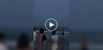 Дрон отчитал купающегося в море человека