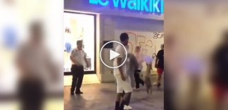 Мужчина надувает перчатку, чтобы поиграть с бездомной собакой