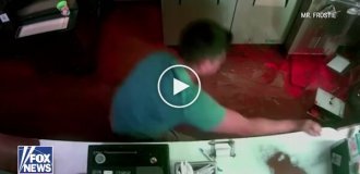 A man "robbed" an ice cream shop, but first cleaned up the mess