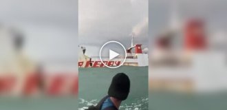 В Индонезии старый паром сломался пополам и затонул