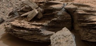 What Are Mars’ Layered Rocks Hiding? (2 Photos)