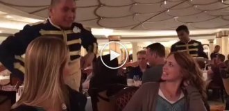 Забавный фокус с салфеткой