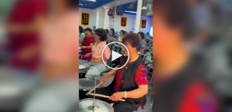 Китайские бабушки нашли отличное занятие на пенсии 