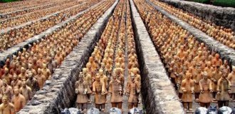 A Man Broke Two Statues of Warriors from the Famous Terracotta Army (3 photos + video)