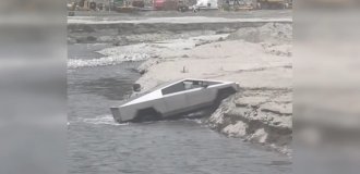 Tesla Cybertruck застряла, пытаясь пересечь неглубокую реку (3 фото + 1 видео)