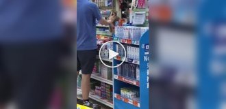 Мужчина пристает к пушистому сотруднику магазина