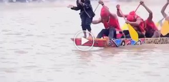 Мальчик стал звездой сети, танцуя на носу лодки во время гонок