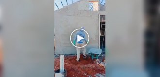 Каменщик набрасывает раствор на стену