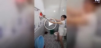 Во Вьетнаме змея заползла в ванную и обвилась вокруг одежды