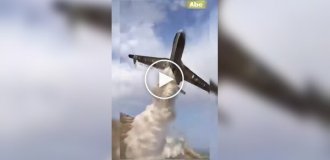 Бе-200 пролетел прямо над людьми во время сброса воды на пожар в Алжире