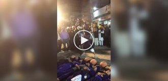 Опасное развлечение на улицах Индии