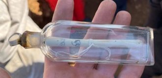 French archaeology students found a message in a bottle (3 photos)