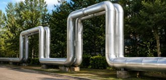 Why Outdoor Heating Pipes Zigzag — And Why It's Not a Design Flaw (4 Photos)