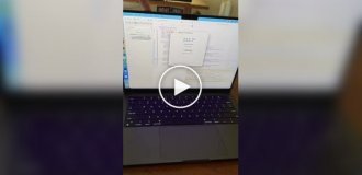 Энтузиаст заставил свой Макбук скрипеть как дверь