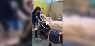 In the US, pony therapists play the synthesizer to help patients come out of anesthesia
