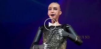 В Гонконге робот-гуманоид впервые спел с живым оркестром