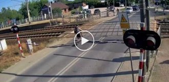 Парень проехал через закрытый переезд и чудом избежал столкновения
