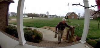 В США бабушка и дедушка пошли работать курьерами из-за медицинских расходов (2 фото + 1 видео)