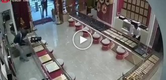 Вооруженное ограбление в Куала-Лумпуре: из ювелирного магазина вынесли 15 кг золота