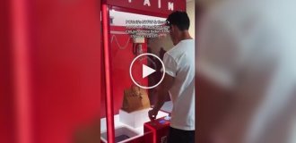 Игровой автомат Хватайка с дорогой сумкой, которую невозможно выиграть