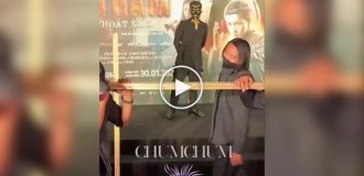 Смешной фейл: забыли подпилить доски для актеров