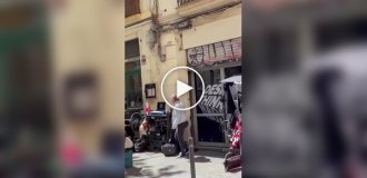 In Barcelona, ​​residents have begun installing barbed wire on balconies