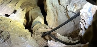 Буддийский монах провёл четыре дня вниз головой в узкой пещере и выжил (3 фото + 1 видео)