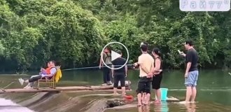 Неловкий работник туристической компании устроил туристам незабываемый заплыв