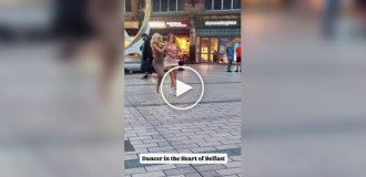 Две девушки синхронно станцевали на площади под музыку уличного музыканта в Ирландии