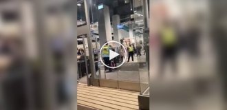 Крадіжка одягу закінчилася бійкою: охорона зчепилася з дівчатами прямо в торговому залі