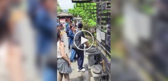 Попытка туристок помыть руки