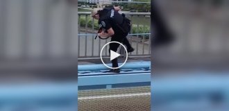 В США полицейский избил активиста, блокировавшего дорогу в знак протеста против миграционной политики