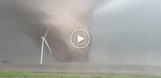 Торнадо уничтожает ветряки в Айове
