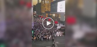 Как китайские полицейские регулируют пешеходный трафик