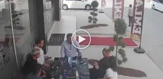 Курица приземлилась на стол жителей Турции