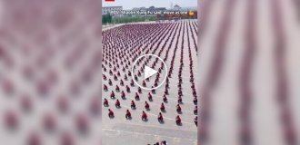 Сотни учеников кунг-фу тренируются одновременно в Китае