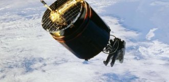 Астронавт поймал спутник голыми руками (2 фото + видео)