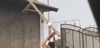 Спасение котенка с крыши